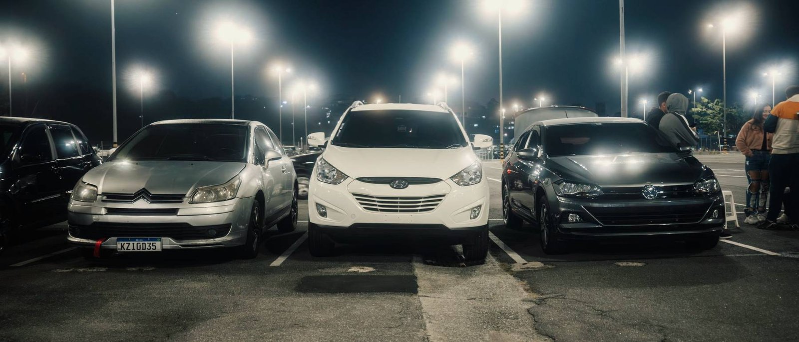 Autos estacionados por la noche, listos para salir a trabajar